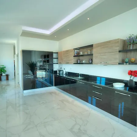 Luxurious Penthouse With 2 Large Terraces Dger1-1 Lejlighed